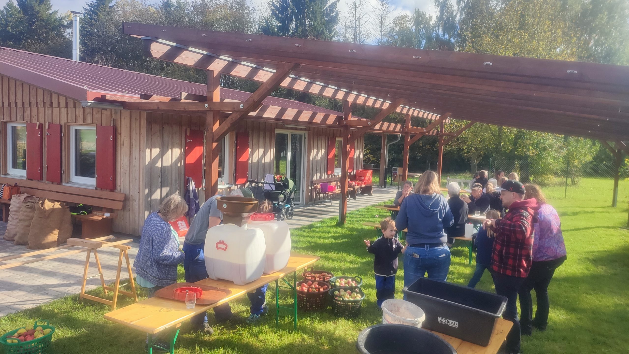 11. Oktober 2025 – Apfelsaftpressen bei bestem Herbstwetter